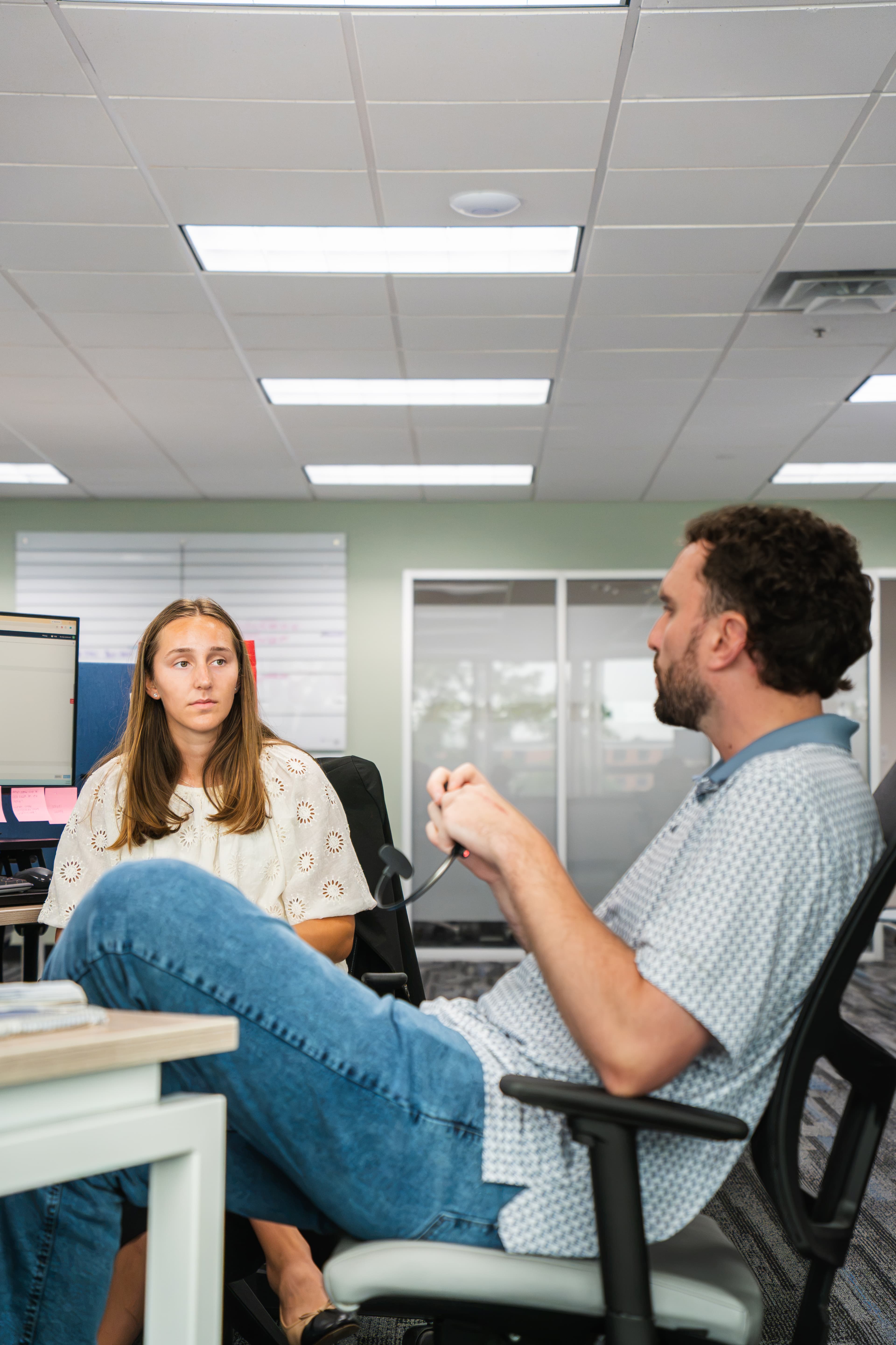 Vi-Leon team members in a mentorship conversation