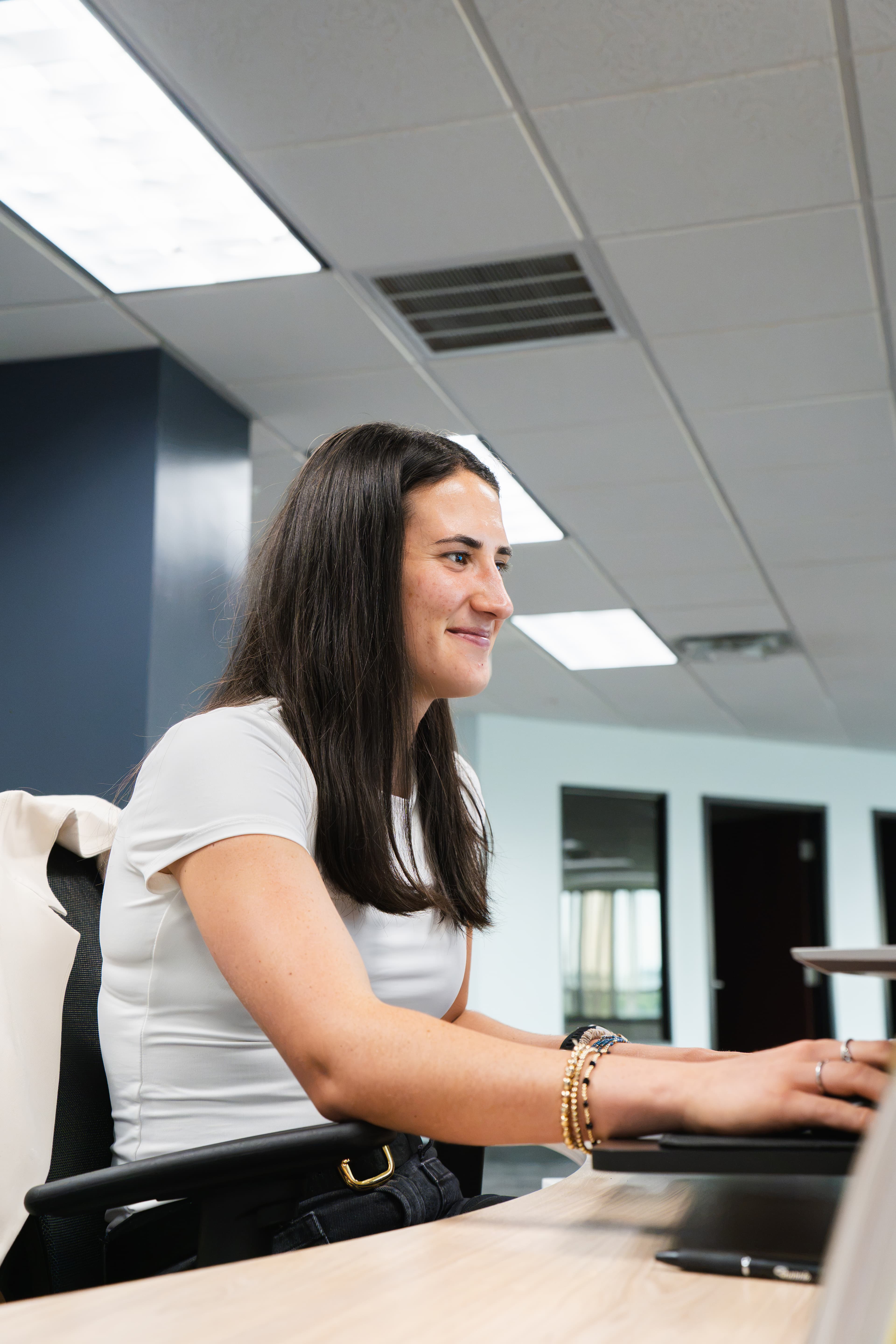 A Vi-Leon team member working at her desk